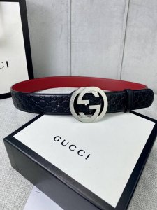 带宽4.0Cm Gucci 互扣式双G腰带，采用热压印技术的Gucci Signature皮革精制而成，巧妙搭配枣红色头层牛皮 触感厚实，印花图案清晰分明。五金