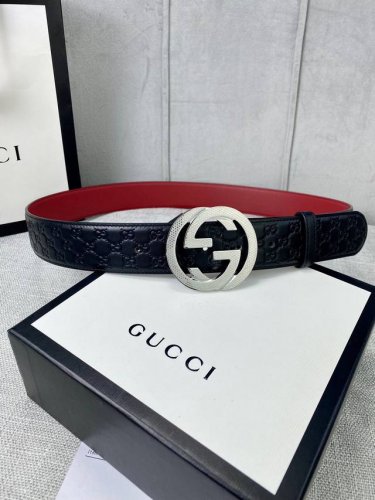 带宽4.0Cm Gucci 互扣式双G腰带，采用热压印技术的Gucci Signature皮革精制而成，巧妙搭配枣红色头层牛皮 触感厚实，印花图案清晰分明。五金