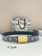 宽度4.0Cm Dior 这款 40 毫米双面腰带结合典雅气质与摩登风范。双面设计，一面采用灰色cd Diamond 图案帆布 ，另一面采用同色调光滑牛皮革。C