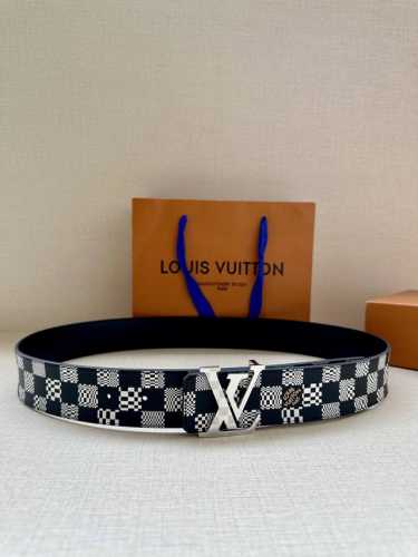 特 4.0宽 Lv Shake 双面腰带结合 Monogram Eclipse 帆布与光滑牛皮革，成就两式风范。Lv Shake 搭扣拥有抛光质感和漆面效果
