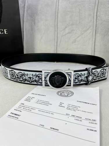 特 宽度4.0Cm Versace 范思哲 此款palazzo腰带采用牛皮革面料制作，并饰有le Pop Classique图案印花和标志性的美杜莎五金配件。