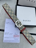 宽度4.0Cm Gucci 最新款双面腰带，一侧为gg Supreme帆布，反面一侧为枣红色头层小牛皮。配以互扣式双g旋转扣头采用真空电镀