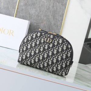 手拿包蓝色 Oblique 印花 P10,000 编号:S2124Utzq_M928 尺寸：15.5×24×7厘米 长×高×宽 这款30 Montaigne A