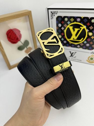 品名：LV..路易..威登自动带 材质：原单牛皮腰带 百分百头层牛皮腰带保证真皮，24K纯钢扣，专柜原单品质、做工精细，时尚大牌，送人自用首选 包装： 请认准如