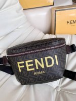 芬迪棕色 F End1 老花双F时髦腰包这一季双F 属于另类潮，一点都不显老，虽然都是男款，但是我觉得女生完全可以驾驭，也可以和男朋友一起用今年真的是每个牌子都