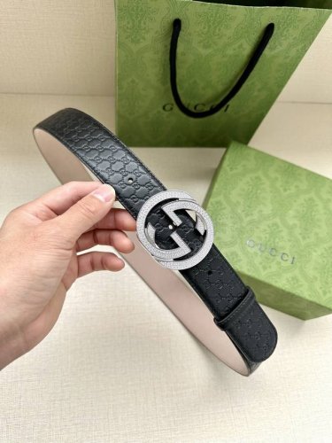 p300 带宽3.8Cm Gucci 互扣式双G原单镶钻钢扣腰带，采用热压印技术的Gucci Signature皮革精制而成，触感厚实，印花图案清晰分明。五金厚