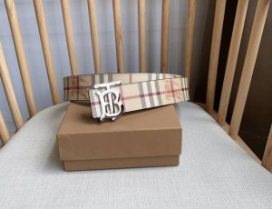 burberry 巴宝莉 Tb专属标识图案 意大利制皮革腰带 采用百搭双色设计 宽:4.0Cm 今年B家最新款式 亲们赶紧转图下单哦！ 简单精致 流行款
