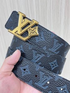 4.0宽 2025新款以天然小牛皮搭配路易威登特色设计元素的Lv pyramide 腰带，时尚新潮，尽显品牌个性。小牛皮材质，饰有路易威登标志性的Monogra