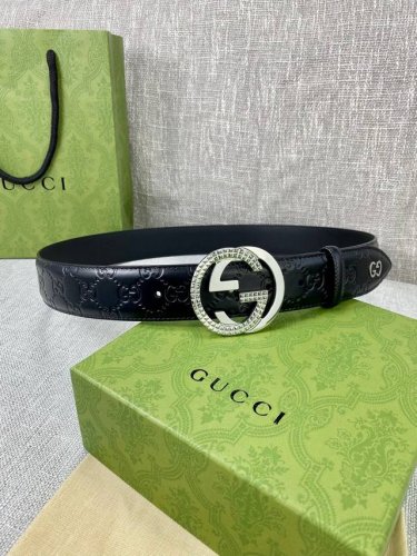 宽度4.0Cm 搭配原版皮带扣 、腰带以采用热压印技术的Gucci Signature皮革精制而成，触感厚实，印花图案清晰分明。顶端为金属Gg细节，反射Gucc