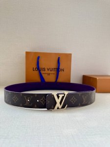 特 P170 Lv Optic 双面腰带聚焦经典 Monogram 图案：一面呈现标志性印花帆布，另一面选用亮色皮革