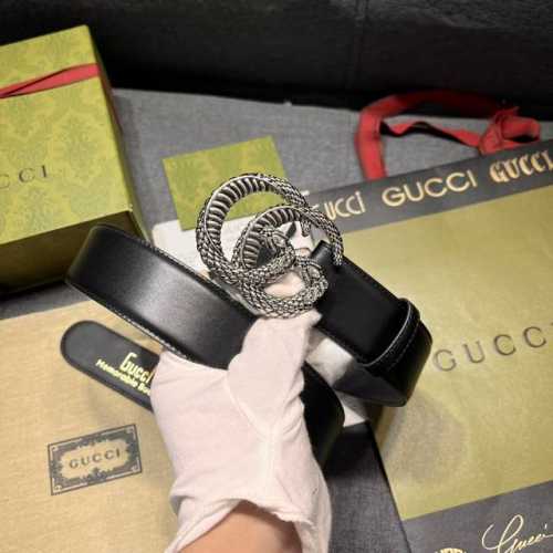 古奇 宽4.0Cm 新款 在为Gucci美学风格不断注入新灵感的盎然花园中，各种动物图案不断充盈繁盛，生动呈现灵蛇的鳞片结构，眼部水晶元素为这款单品打造迷人的点