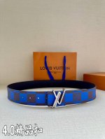 4.0宽 本款 Lv Initiales 双面腰带瞩目亮相路易威登 2024 春夏男装秀场，以鲜明 Damier Pop 帆布和内敛牛皮革巧妙分饰两面，点缀 L