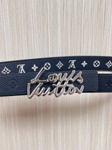 当季新款，3.0宽双面黑色进口牛皮压花一面彩印白字花，搭配精品铁丝扣，