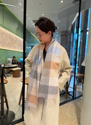 Loewe 罗意威难得一见的温柔配色，低调又不失优雅 重点推荐双面配色，一条围巾两种风格搭配，高级舒适时髦气质，名小众，却大牌范十足，超级安利Loewe这款触动