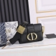 配原版盒子 Dio.R 30 Montaigne Mini Box 30 Montaigne是一款有着浓郁法式风格的包包 极简 高级的 带着随性的慵懒感觉 斜挎