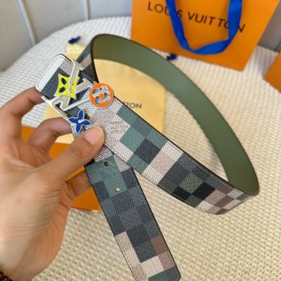 寬：40Mm 驢家新品 驢家出品 男士新品腰帶 皮帶面飾有迷彩格子紋圖案 搭配墨綠色小牛皮底 全新凹凸設計掛扣五金搭扣 雙面可用 以一當二