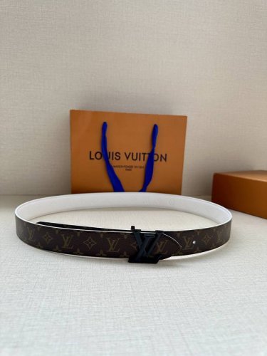 3.0宽Lv Flowergram Round 双面腰带以新颖视角解读路易威登经典元素，令圆瓣 Monogram 花卉化为瞩目金属搭扣。Monogram Emp