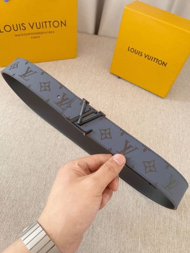 特P200 Lv：经过全新设计的标志性 Lv Pyramide 搭扣，搭配经典配色 Monogram Illusion 皮带。双面设计，轻松休闲的风格中散发出