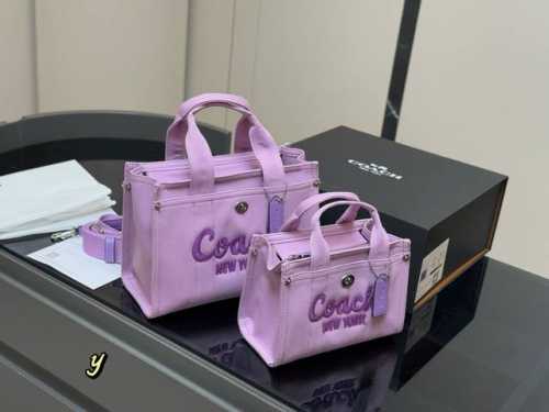 配盒 Coach 蔻驰 Cargo Tote 单宁牛仔托特包 千呼万唤的牛仔系列终于来噜～ 对牛仔真的毫无抵抗力 自己搭配小挂件会更Q 尺寸:20.15Cm 2