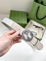特 宽度4.0 Cm Gg Marmont系列每一季都会推陈出新，为灵感源于70年代的标志性原版Gg6.0Cm钢扣配件注入现代精髓。这款头层牛皮腰带 给你带来更