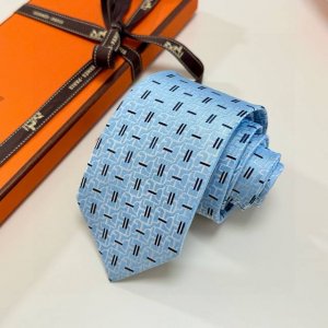 新款领带出货啦爱马仕男士新款领带系列，让男士可以充分展示自己个性。100%顶级斜纹真丝手工定制