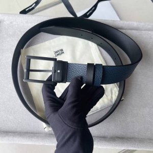 -万宝龙方形带扣黑色蓝色腰带 35毫米 这款双面皮带是多场合伴侣，提供独特的颜色和纹理组合。35毫米皮带的一侧采用蓝色粒面皮革制成，另一侧采用光面黑色皮革制成，