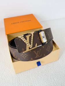品名： Lv..路易..威登腰带皮带原单 型号：挂扣，经典纯钢材质镶钻挂扣，头层牛皮，图片实物拍摄 材料：头层牛皮，挂扣系列，纯钢材质扣头，钯镀电镀工艺永不掉色