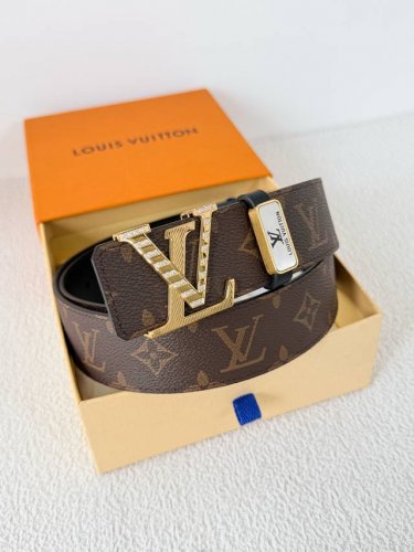 品名： Lv..路易..威登腰带皮带原单 型号：挂扣，经典纯钢材质镶钻挂扣，头层牛皮，图片实物拍摄 材料：头层牛皮，挂扣系列，纯钢材质扣头，钯镀电镀工艺永不掉色