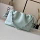 Low柔软纳帕羊皮革 Flamenco Purse 福袋 采用褶皱设计，侧面搭配标志性绳结等关键细节。款式时尚百搭，可作为手拿包携带，亦可搭配甜甜圈链条肩背，或