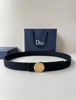 宽度3.5Cm 这款 Dior Charm 腰带扣是夏季男装系列新品，采用不锈钢真空电镀菱饰面精心设计，重新演绎经典的 Dior 标志。可与各式 35 毫米腰带