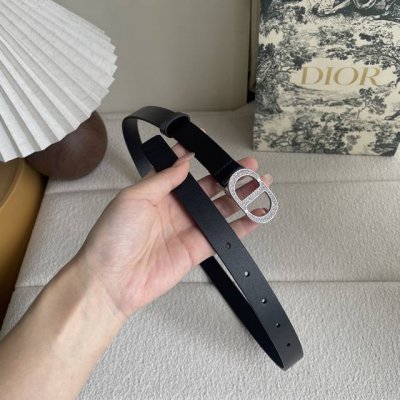 这款Dior带身采用光滑牛皮精心制作，饰以经典的金属Cd扣，密镶以小钻。款式突显腰部曲线，彰显优雅气质，可与牛仔裤、半身裙或连衣裙搭配。