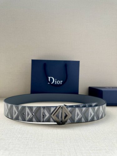 特 宽度4.0Cm 这款腰带扣采用全新的 Cd Diamond 标志造型，以不锈钢金属覆层精心打造。可与各式 40 毫米腰带搭配，打造个性造型。