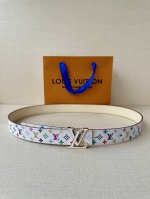 3.0宽 Lv 双面腰带取材缝线皮革和 小黑花 小白花帆布 新款格子搭扣映衬榄尖形腰带末端，为纤细设计注入柔美风情。