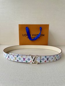 3.0宽 Lv 双面腰带取材缝线皮革和 小黑花 小白花帆布 新款格子搭扣映衬榄尖形腰带末端，为纤细设计注入柔美风情。