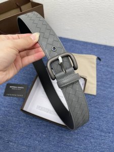 Bottega、Venta 葆蝶家 这家的产品上没有任何的Logo，但是人们还是可以一眼辨认出来，独特的Intrecciato编织技术非常独特，五金相呼应的编织