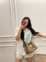 酷奇新款购物袋Gg图案和条纹织带这两种品牌颇有辨识性的元素融合成经典搭配，Gucci永不过时的经典Gucci Padlock 简约百搭，经典款式不容易过时，造型