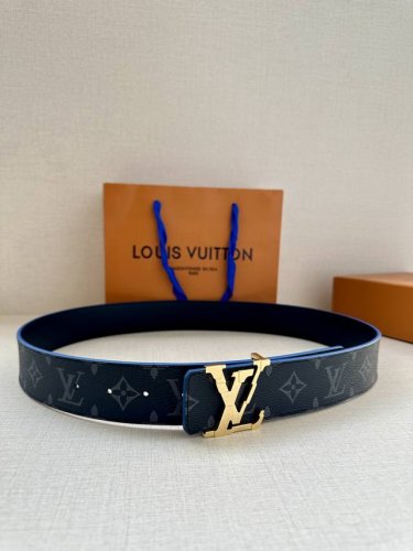 特 4.0宽 Lv Broken 双面腰带令 Lv 字母搭扣呈现锯齿状边缘，与腰带的边染色彩互为映衬。Monogram 图案帆布和牛皮革提供两式格调。
