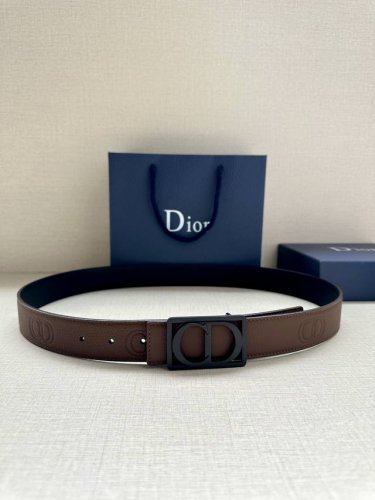 宽度3.5Cm Dior 这款腰带扣是春、秋季新品，采用金属覆层纯不锈钢打造镂空金属饰牌，中间突显 Cd Icon 标志。可与各式 35 毫米腰带搭配，提升格调