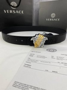 宽度4.0Cm Versace 范思哲 此款两面用皮革腰带的搭扣饰有品牌标志性的金 银色闪光Virtus五金配件。