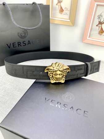 宽度：4.0Cm 范思哲 此款帆布回纹皮底 腰带饰有标志性的Versace美杜莎头像扣，彰显品牌格调。是一款精美的衣橱必备单品。 - 点击图像关闭
