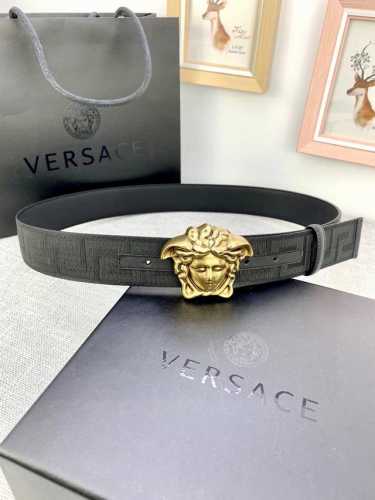 宽度：4.0Cm 范思哲 此款帆布回纹皮底 腰带饰有标志性的Versace美杜莎头像扣，彰显品牌格调。是一款精美的衣橱必备单品。