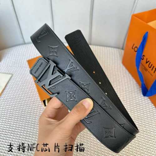 宽度：40Mm 进口ep水波纹衬托原厂小牛皮底压花！饰有高级丝印logo视觉效果 搭配2023冬季最新款配皮五金 双面用