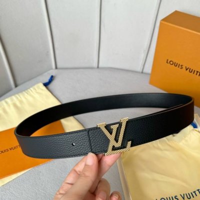 特 寬度：35Mm Lv S-Lock系列 精緻的字母搭扣 搭配驢家法國原廠荔枝紋皮料 手感超好 雙面用