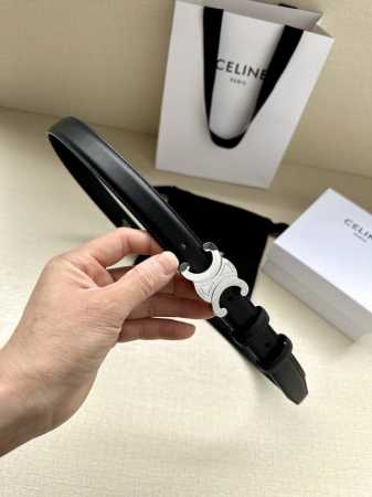 宽度2.5Cm Celine Triomphe中号光滑进口牛皮革腰带 头层牛皮 中腰 宽度1英寸 2.5厘米 Triomphe 配领扣带扣 编号：45Ak93A - 点击图像关闭