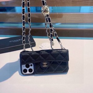Chanel香奈儿火爆时尚圈的手机壳 专柜同款链条双C小金球可调节链条长度 鱼子酱皮菱格车线翻盖插卡，时尚潮流必备 Iphone16系列更新 型号：为了不出现报