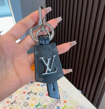 Louis Vuitton官网M63620 Lv Cloches-Cles包饰与钥匙扣。 借鉴旅行袋中的钥匙扣设计，可满足各种时尚品味的实用配饰。新版Monog