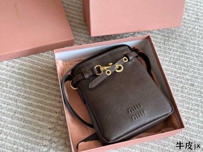Miumiu Mini水桶 Miumiu Mini水桶 皮质好柔软。Size很可爱 *~V~ 可以单肩，斜挎，手提，双肩。20*16Cm