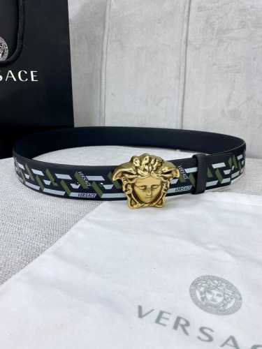 特P200 宽度4.0Cm Versace（范思哲）此款软皮腰带饰有个性3D美杜莎腰带扣，设计大胆而又百搭。双面可用，一面为单色，一面饰有新款Palazzo G