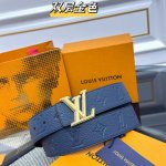 Lv Dimension 双面腰带将创意传承与华美街头风范共冶一炉，彰显创意总监 Pharrell Williams 的时尚远见。Monogram 帆布铺陈外层