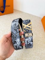 品名： Lv..路易..威登腰带皮带原单 型号：挂扣，经典纯钢材质挂扣，头层牛皮，图片实物拍摄 材料：头层牛皮，挂扣系列，纯钢材质扣头，镀钯电镀工艺永不掉色。原